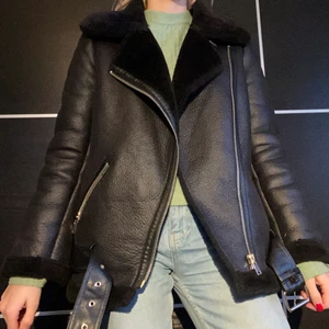 Jacka - Kommer inte till användning tyvärr. Öglan är trasig, men man kan sy till den