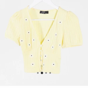 Bershka tröja - Aldrig använd, köpt för ca 230kr. Återkommer med fraktpris <3