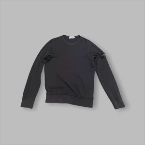 Stone Island Crewneck - - Storlek: M, Skick: 9/10, Pris: bud från 800kr Köp direkt 1200kr! Nypris: 1200kr