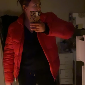Bikbok puffjacka - Hej säljer denna populära puffjacka från bikbok storlek 38 säljer då jag inte använder den så jätte mycket den är helt ren inga fel på den❤️‍🔥❤️‍🔥