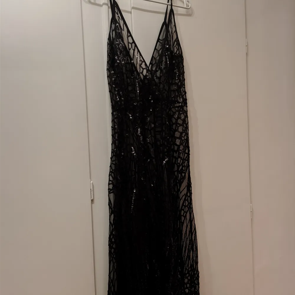 Exklusiv långklänning dekorerad med svarta paljetter. Storleken är large men passar även till medium! Ny pris 1999kr. . Klänningar.
