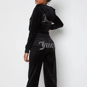 Juciy couture tracksuit - Säljer min tracksuit, helt oanvänd pris kan diskuteras S i byxorna M i tröjan då den är kort