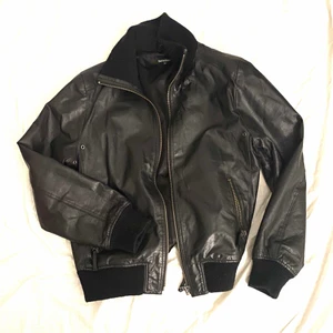 Skinnjacka - Oversize skinnjacka, padded shoulders men har tagit ut ena och orkade inte ta ut den andra. Ett hål vid insidan av armhålan och ett på utsidan vid nacken, går att sy igen. Första bilden är referens för hur den sitter