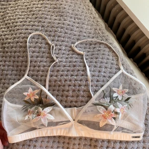 Spets-bh från lindex - Säljer denna jättevackra spets-bh ifrån Lindex kollektion Ella.M. Den är krämvit med ljusrosa blommor på. Har använt den Max en handfull gånger så den är i väldigt gott skick. Storleken är 75C. Frakt tillkommer om inget annat är överenskommet 😊