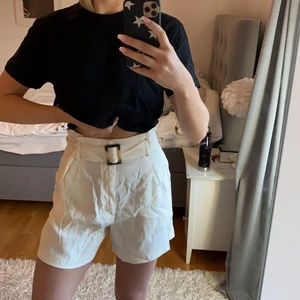 Vita shorts  - Vita shorts med bälte💗 aldrig använda och lappen sitter kvar!!! De är ostrukna så finare än på bilden haha:) storlek 38💗
