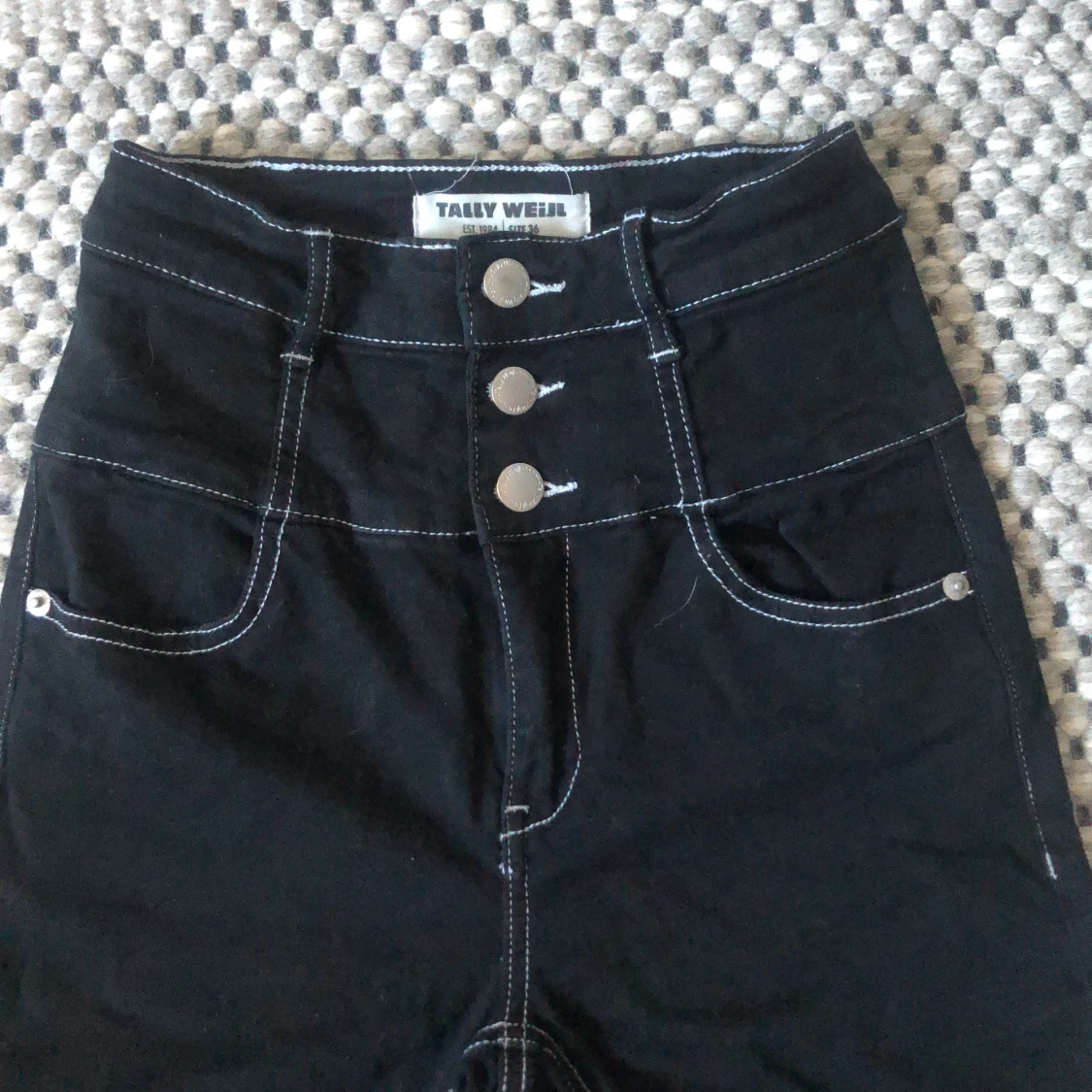 Svart byxor med vita sömmar  - 90