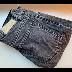 Bik Bok Stonewashed Jeans - Mom jeans i otroligt snygg stonewash. Storlek S från Bik Bok, orginal pris 600kr. De snyggaste jeansen jag har ägt!! Tyvärr har jag växt ur dem. Perfekta med en svart topp för en härlig skol outift. Vill man köpa fler plagg av mig samfraktar jag såklart😌🦋