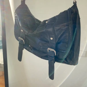 Svart väska - Interesse kol på denna coola gamla väska från complement som inte har kommit till användning💗 kontakta mig om ni är intresserade så kan vi diskutera priset🤩💓⚡️