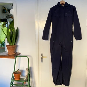 Tunn mörkblå overall - Mörkblå overall / jumpsuit. Köpt second hand men aldrig använd av mig. Märket är campri. Snyggt streetplagg att dressa upp! Snyggt att knyta runt midjan och ha som byxor!