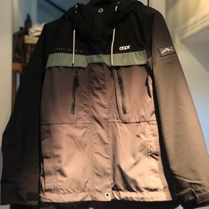 Dope jacka - Tunnare Dope jacka säljes i nyskick! Bud från 400kr köpt för 1199. Har bara använt den nån gång. Hämtas i Hudiksvall eller fraktas om man står för frakten själv. 