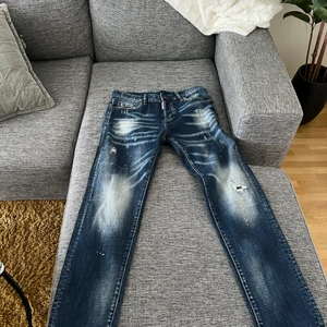 Dsq2 jeans  - Dsq2 jeans. Knappt använda, säljer billigare vid snabbaffär. Ge mig ett pris 