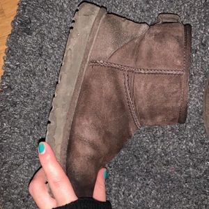 Ugg - Ganska slitna så därför väldigt billigt pris 