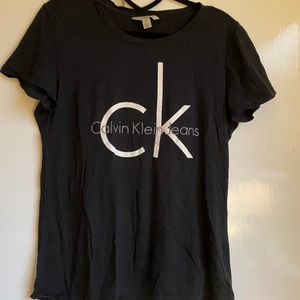 Calvin Klein t-shirt strl S - Säljer min Calvin Klein T-shirt då den inte längre kommer till användning. Inga fläckar eller skador.