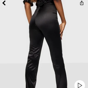 Silkesbyxor med slits  - Världens finaste silkesbyxor från Nelly🥺😍 perfekt till fest men går att klä ner också. Helt nya men råkade ta bort lappen så endast testade. Nypris 400kr.