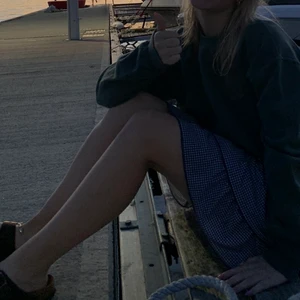 Sweatshirt grön - Säljer en sweatshirt från iets frans, den är köpt på urban outfitters och är endast använd ett fåtal gånger! Så den är i bra skick. Den är i storlek small❣️