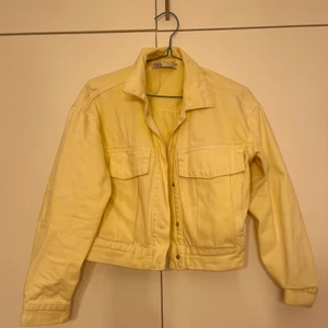 Jacka  - Vår-sommar-sensommar jacka från Zara, storlek S, använd några gånger 