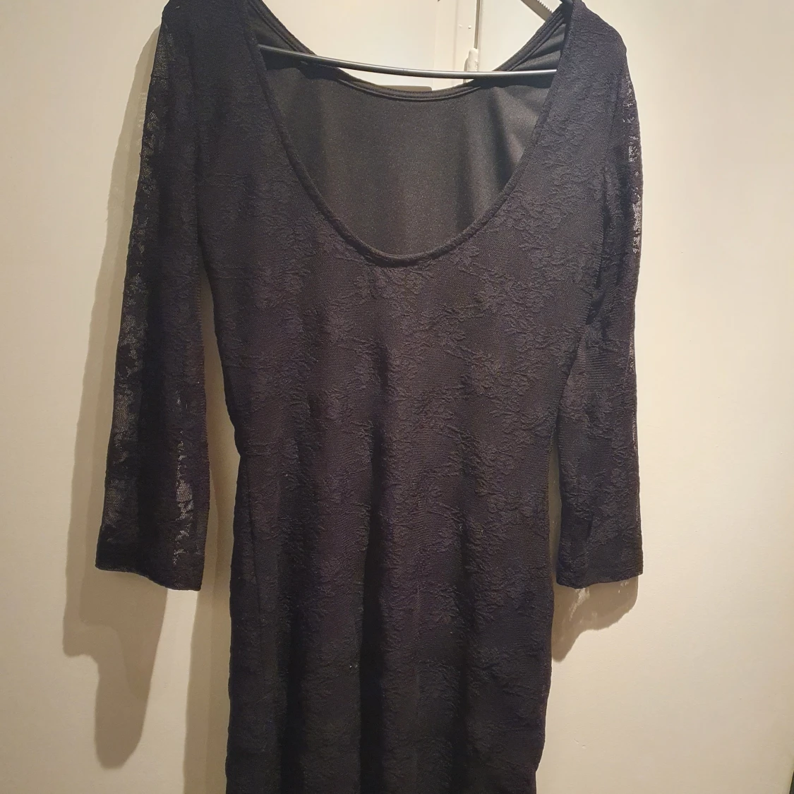 Svart spetsklänning stl m 