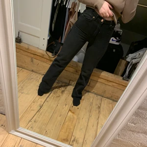 Straight Jeans - Säljer mina superfina Straight Jeans feån NAKD som tyvärr är för små för mig! de är endast använda en gång. Är 156,5 cm lång och de är lite för långa på mig. Kan mötas upp och frakta men köparen får stå för fraktkostnaden själv 🤍 (Endast seriösa köpare)