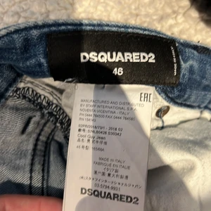 DSQUARED2 jeans cool guy - Storlek 46, sitter som 32/33. Skick 9/10 använda några enstaka gånger. Väldigt fint skick.  Nypris 5999kr 