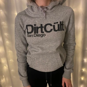 dirtcult hoodie strl xs - grå dirtcult hoodie