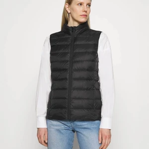 Svart väst - Säljer min svarta väst från Everest, säljs pga att den inte används längre. Inga hål eller repor på västen, skicka privat för fler bilder. Köptes för 400kr och säljer för 200. Köparen står för frakt💕💕