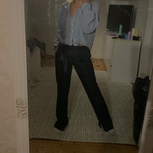 Mörkblå kostymbyxor zara  - Fina mörkblåa kostymbyxor med låg midja, köpta innan jul men är lite för långa för mig som är 167cm. Dem hr en snygg slits vid foten o mjukt material💕 köpte för 399kr och aldrig använda 