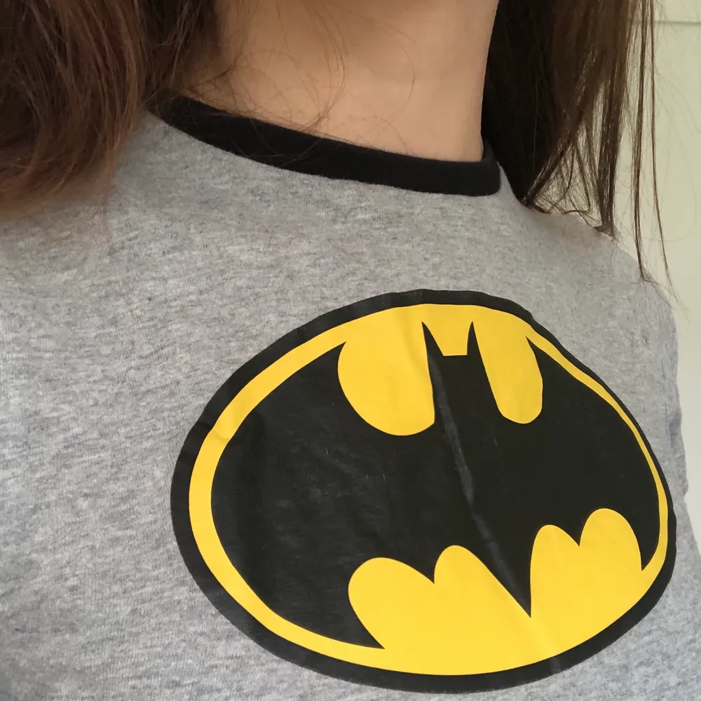 Cool croptop med batman-tryck. Från början va tröjan min lillebrors men jag sydde om den till en t-shirt (för trycket va så coolt ;) så därför är ärmarna hämmade av mig. Toppar.