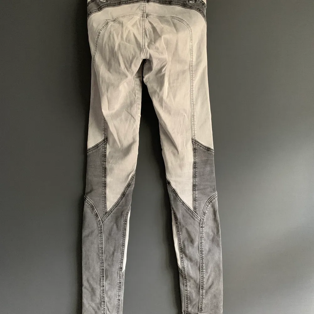 Coola jeans från Acne i ljus och mörk grå. Stretchigt material. Skicket är fint förutom ett litet hål på knät. Stl 25/32. . Jeans & Byxor.