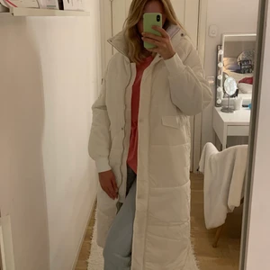 Vit kappa jacka - En vit kappa jacka från boohoo säljer jag på grund av fel i beställning och kan inte skicka tillbaka den. Skit snygg och passar för långa personer (är 180 cm). Inte använd utan bara testad, lappen sitter fortfarande på<3 är i storleken 38🤍🤍
