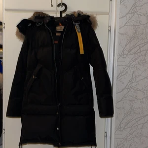 parajumper jacka - Hej, säljer nu min parajumper jacka som är använd endast en vinter. Kommer att sälja den för 4000,  pris går att diskutera. Den är självklart äkta, vid intresse och frågor skriv❤️