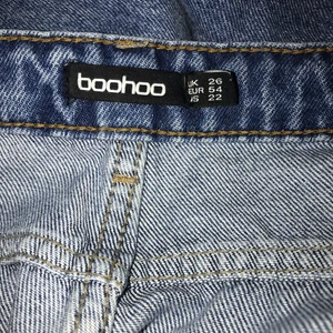 Boohoo Plus Size - High waisted jeans med rak ben som blivit använd 2 gånger bara☹️ 