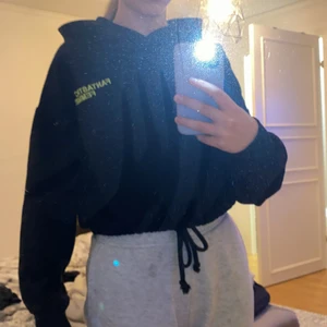 Hoodie - En jätte fin hoodie som man kan knyta vid midjan från Gina tricot💞 säljer den för att jag inte använder den längre, har använt den några gånger men den är i väldigt bra skick✨ 