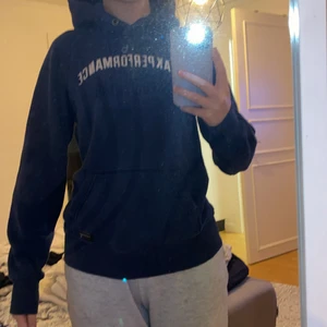 Peakperformance hoodie - En varm och mysig peakperformance hoodie som jag säljer för att den inte används längre, jag har haft den ganska länge så den är lite trådar som syns på märket (man ser de på tredje bilden) men annars så är den fin och helt ok skick☺️