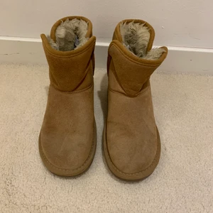 Uggs  - Nu säljer jag mina uggs passar tyvärr inte mig längre och om du är intresserad så är det bara att skriva privat.Frakten betalar man själv !! 