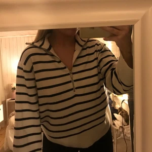 Randig tröja från Kappahl! - Säljer denna fina tröja från Kappahl då den inte kommer till så mycket användning! Använd en gång! Frakt tillkommer! Skriv om du vill ha fler bilder!💕
