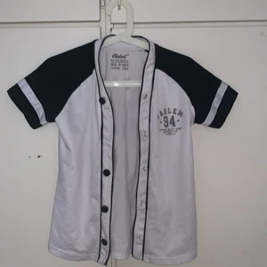  Skjorta  - Det här plagget saknar en knapp men annars är den i ett ganska bra skick och kvaliten är bra. Frakten ingår i priset och därför kommer den här tröjan vara lite dyrare än vad den borde vara.