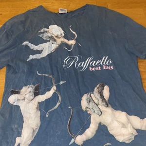 Oversized t-shirt men änglar på.  - I bra skick. Säljs inte längre i butik. Kan levera men också mötas upp BUD:35kr