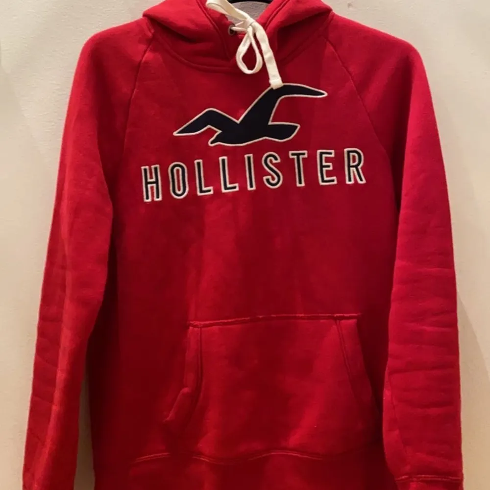 Säljer denna nästan helt nya Hollister hoodien i storlek S återigen åt min kille. Min kille har storlek M och den passar honom, så den passar S/M. Superfin och i väldigt bra skick🔥 säljer för 150kr då nypris är 479kr, (+66kr frakt) . Hoodies.