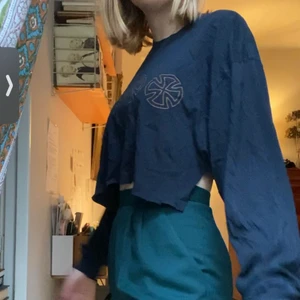 Vans långärmad croptop - Avklippt vanströja med långa armar som blir lite likt puffärmar längst ner vid handlederna. Logotyp på bröstet. Oversized, storlek large men kort i längden. Skriv vid frågor om exakta mått/detaljer! 