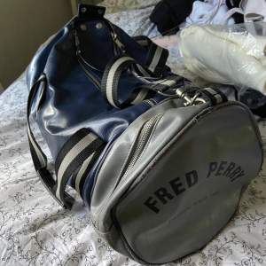 Fred perry väska, I använt men ok skick! Köpt för 1000kr säljes för 130