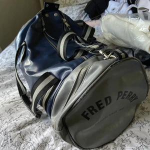 Fred perry väska  - Fred perry väska, I använt men ok skick! Köpt för 1000kr säljes för 130