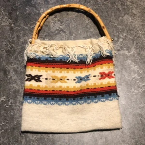 Vintage handväska - Vintage handväska begagnad köpt upp i norr med bambu handtag🍂🥰🍂lite trasig på sömmen i vänster sida. Märke vet inte.
