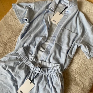 Set - Set från madlady, shorts och skjorta i frotté. Helt nytt med mapparna kvar. Shortsen har även rymliga och bra fickor! GRATIS FRAKT❤️ STÅR DET INTE SÅLD PÅ ANNONSEN FINNS DEN FORTFARANDE KVAR!