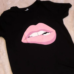 T-shirt - Svart T-shirt med coolt tryck!👄❤️‍🔥