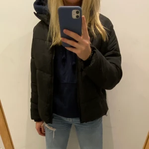 Svart pufferjacket  - Supersnygg svart pufferjacket från ASOS, helt oanvänd och därav i toppskick💗 Nypris ca 500kr, köpare står för frakt🌟