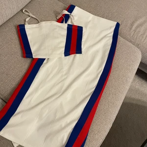 Set  - set, kjol med slits och en topp. Från boohoo, har en liten fläck (se bild) som säkert får bort med vanish. Pris är inklusive frakt 