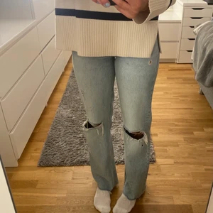 Håliga jeans - Jeans från zara med hål i, ljus tvätt. Bra skick. Storlek 36. Köparen står för frakten. 