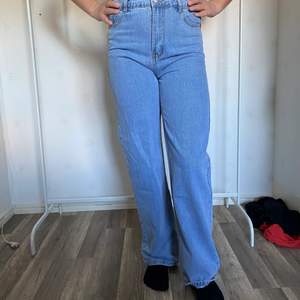 Oanvända jeans i storlek 36 