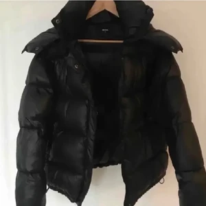 Svart jacka till vintern  - Den svarta slutsålda jackan från bikbok st xs/s. Jackan är i fint skick😊 dessvärre är luvan borta men jackan är fortfarande jätte fin utan. Köparen står för frakt 📦 