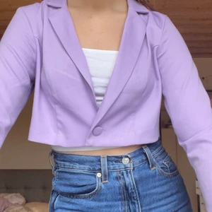 Croppad ljuslila blazer  - Kort blazer i storlek 38 (men passar även mindre). Använd en gång så i väldigt fint skick :) Så fin att klä upp till fest, eller bara till ett par jeans❣️ 100kr eller högst bud. 